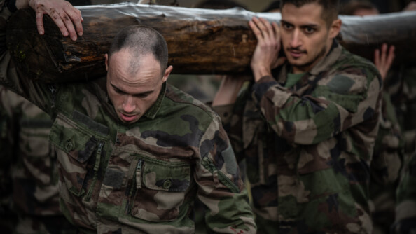 Militaires portant un tronc d'arbe lors de l'exercice synthèse.