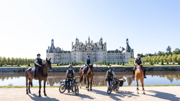 3 chevaux et 2 motos du poste à cheval de Chambord en DEPP au château de Chambord