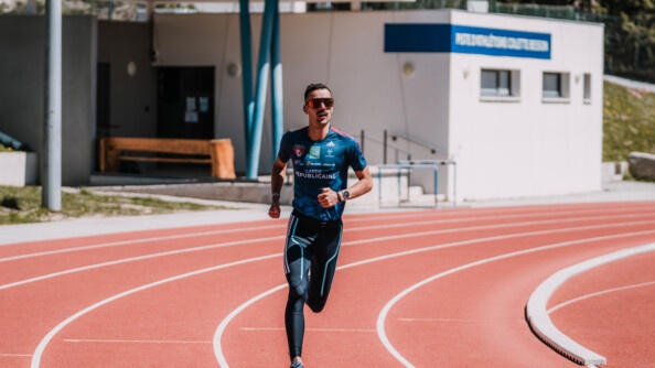 Mehdi Frère court avec des lunettes de sport