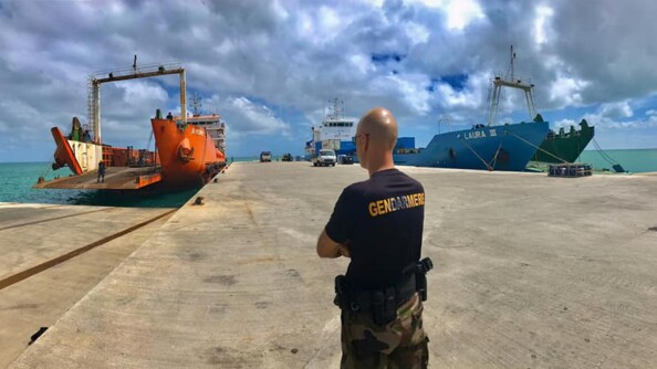 Nouvelle-Calédonie : le dispositif de contrôle des mesures de sécurité mis en œuvre au warf de Wadrilla, à Ouvéa, a permis de vérifier que tous les employés des sociétés maritimes étaient porteurs de gants et de masques et que les mesures étaient respectées.