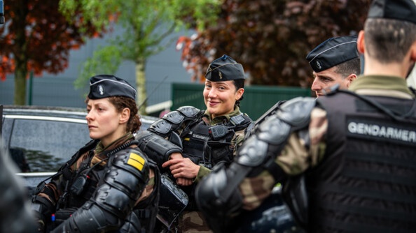 Une gendarme mobile sourie face à l'appareil photo lors de la mission de déblocage d'un rond point