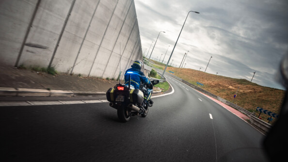Motocycliste dans un virage sur une voie rapide.