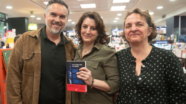 Maxime Chattam, à gauche, aux côtés de Marie-Laure Brunel-Dupin (au centre), tenant un exemplaire de son ouvrage, Avant que ça commence, et Valérie Péronnet (à droite), lors de la séance de dédicaces organisée au sein d'une librairie parisienne.
