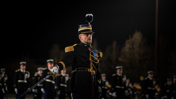 Devant ses troupes, un cadre de l'Ecole de officiers de la gendarmerie nationale salue les autorités