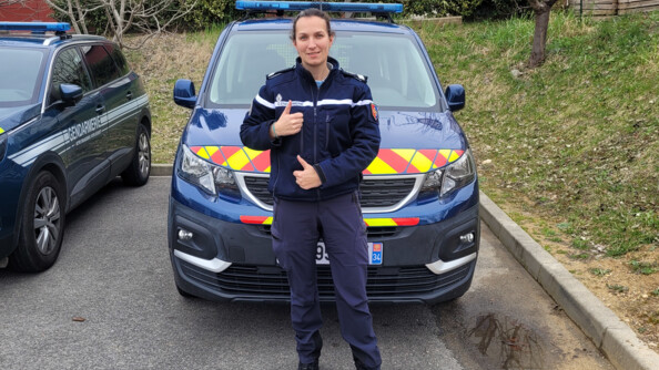 La maréchal des logis-chef Jennifer signe son surnom devant un véhicule sérigraphié