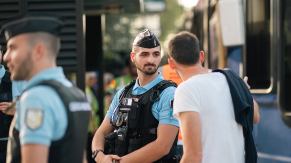 Réserviste de la BC3M échangeant avec un supporter à un arrêt de tramway à Nantes.