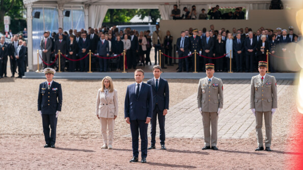 Plan large du président de la République entouré d'autorités civiles et militaires.