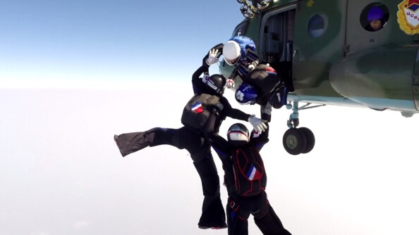 L'équipe de parachutisme sautant d'un avion.