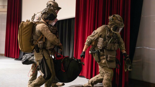 Trois hommes du GIGN ransportent un homme dans une civi&egrave;re