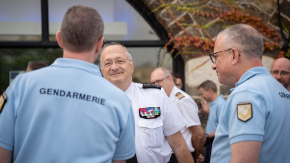 Le DGGN saluant des gendarmes du CO.