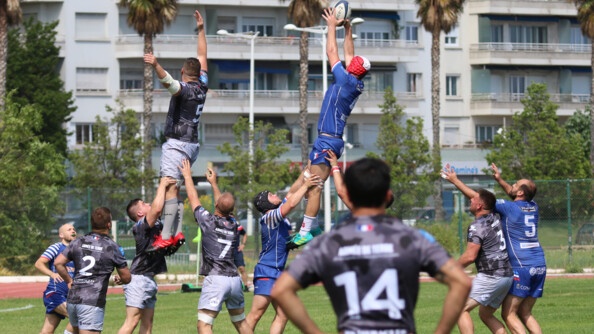 une dizaine de joueurs de rugby, dont deux soulev&eacute;s par leurs camarades, en touche. Le XV gendarmerie r&eacute;cup&egrave;re la balle