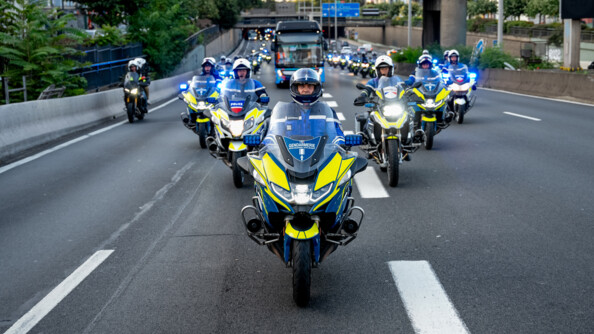Escorte motocycliste mixte de la gendarmerie et de la police sur le périphérique parisien.