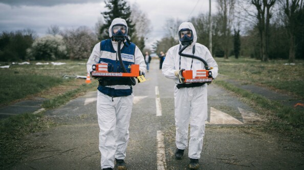Les deux gendarmes TIC qui reviennent tenant dans leurs mains deux boites noires : une qui a enregistré tous les éléments audios de l'avion et l'autre les informations du vol.