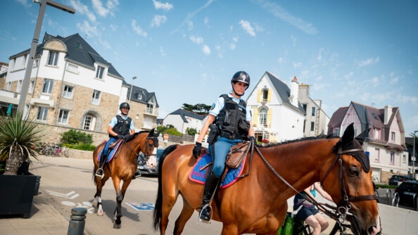 Patrouille de deux gendarmes du Poste à cheval d'Erdeven sur le front de mer de Quiberon.