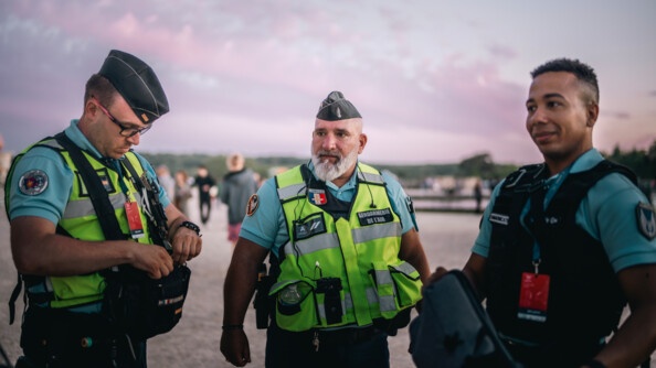 trois gendarmes de l'air regroupés