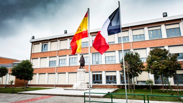 Pour la première fois en Europe, une promotion mixte a été créée en Espagne, composée d’élèves-gendarmes et de gardes jeunes. Depuis le 20 octobre 2017, et pour neuf mois, 119 élèves-gendarmes ont rejoint 177 gardes jeunes espagnols au sein de leur école militaire, « el Colegio de Guardias Jóvenes », à Valdemoro, près de Madrid (Espagne). Cette promotion « gendarme Garcia » est née d’une volonté forte des deux pays de renforcer leur coopération.