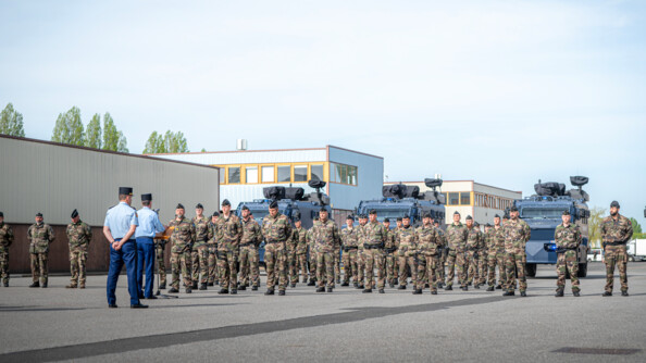 Le 1er plot zonal breveté devant les Centaure écoutant le discours du Général de corps d'armée Xavier Ducept