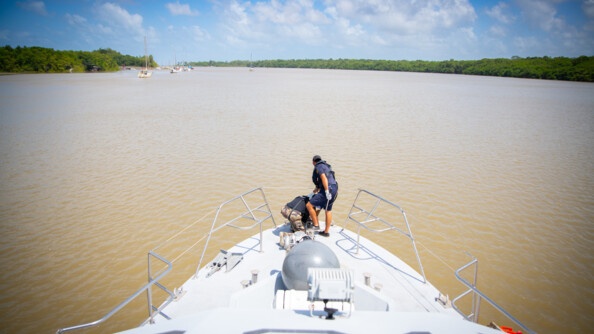 Gendarmes sur le pont de La Charente lors de la manoeuvre de sortie de port.