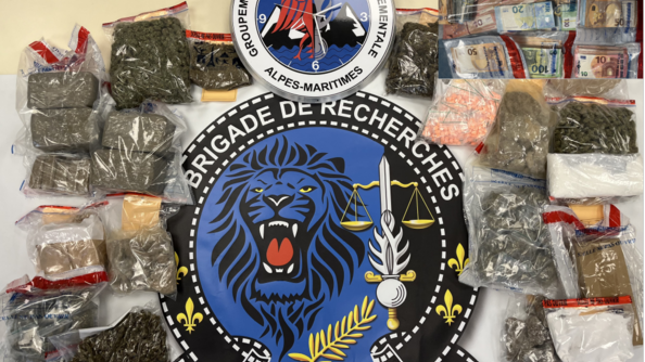 L'écusson de la Brigade de recherches de Cannes avec les différentes saisit de drogues tout autour.