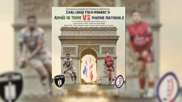 Une image représente l'Arc de Triomphe. Au centre , une grande flamme du souvenir en grand apparait  en bleu blanc rouge. devant se tiennent deux rugbymen. Celui de gauche court, vêtu d'un short et d'un maillot blanc,ballon  dans les mains. Celui de droite, vêtu d'un short et d'un maillot rouge, se tient prêt à shooter dans le ballon posé au sol à ses pieds. Au dessus le d'arc de triomphe est inscrite la mention  Challenge FOCH - RONARC'H Armée de terre VS marine nationale