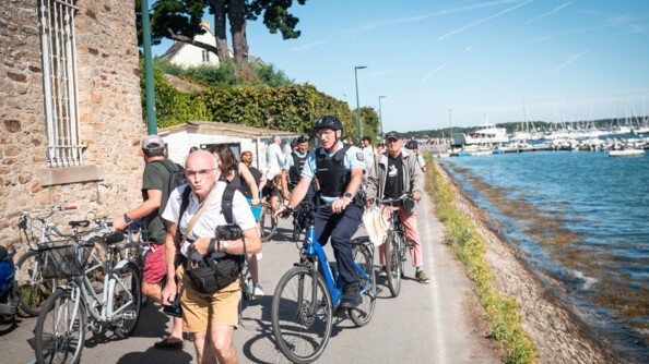 Patrouille à vélo électrique d'un gendarme du poste provisoire sur le port de l'Île aux Moines.