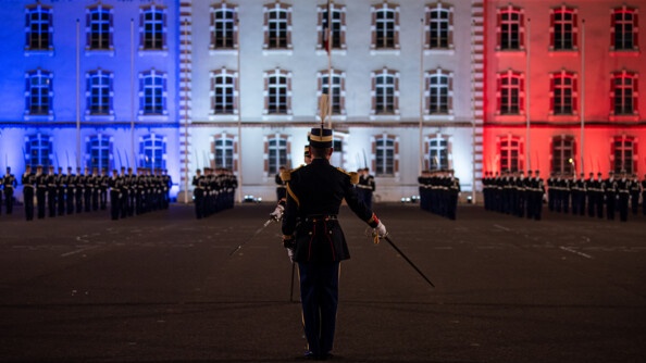 Commandant des troupes présentant les troupes.
