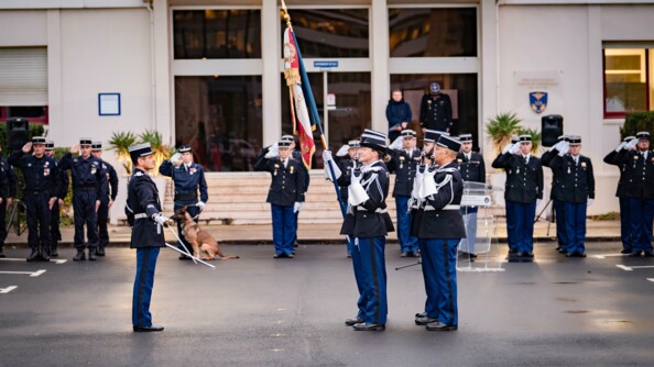 Salut au drapeau des militaires devant le fort de Montrouge.