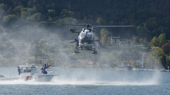 Sur le lac d'Annecy, un gendarme se fait hélitreuillé.