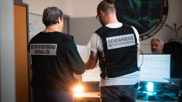 Deux militaires de la SR de Versailles de dos dans leur bureau.