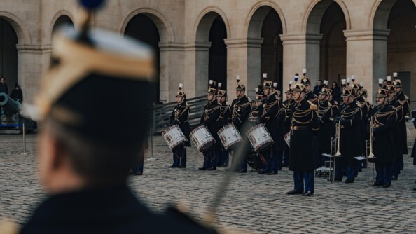 Des musiciens de la garde républicaine dans la cour pavé des Invalides