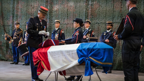 Le directeur g&eacute;n&eacute;ral de la gendarmerie nationale, le g&eacute;n&eacute;ral d'arm&eacute;e Christian Rodriguez, rend hommage au major Arnaud Blanc &agrave; l'arriv&eacute;e du cercueil, en provenance de Guyane, &agrave; l'a&eacute;roport de V&eacute;lizy-Villacoublay.