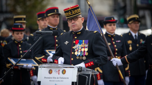 Un gadre de la garde républicaine fait un discours devant d'autres