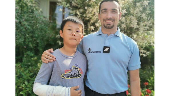 Léo, à droite, bras bandé, et son sauveteur le maréchal des logis-chef Aymeric.