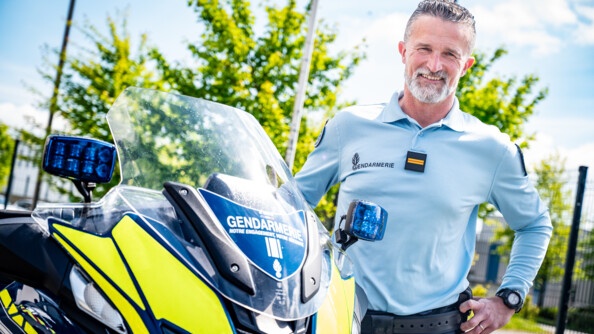 L'adjudant-chef Jean-Marie devant sa moto.