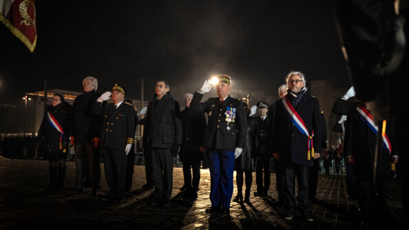 Les autorit&eacute;s civiles et militaires posent c&ocirc;te &agrave; c&ocirc;te lors de la c&eacute;r&eacute;monie de remise de drapeau au groupement de gendarmerie d&eacute;partementale de la Sarthe