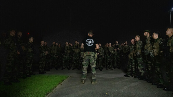 Militaire de l'AGIGN de Cayenne s'adressant aux participants du stage forêt.
