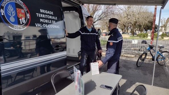 Deux gendarmes de la nouvelle brigade territorale mobile devant leur vanne.