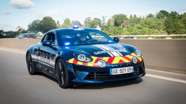 Le véhicule rapide d'intervention (VRI), l'Alpine 110 de la gendarmerie, en action sur la route.