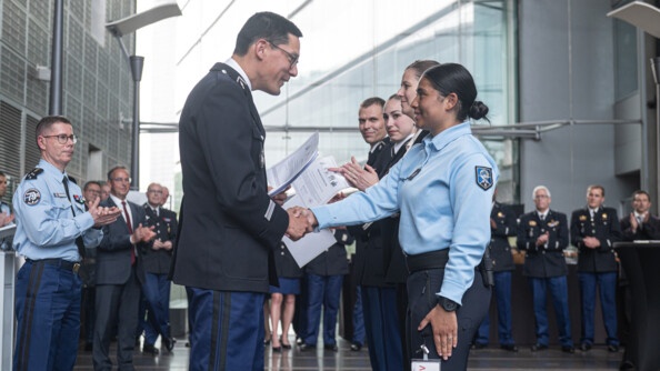 Des gendarmes de la GTA en ligne se font remettredes récompenses (lettres de félicitations et témoignages de satisfaction) par le colonel Philippe Mirabaud, commandant la gendarmerie des transports aériens.