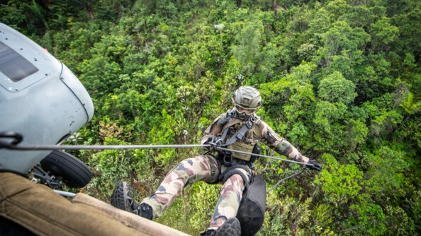 Militaire de l'AGIGN descendant en rappel.