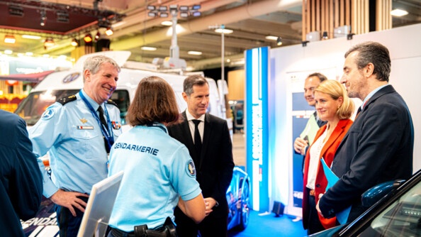Nicolas Daragon, ministre délégué auprès du ministre de l'intérieur, le général de division William Vaquette et la générale Florence Guillaume, accueillis sur le stand gendarmerie.