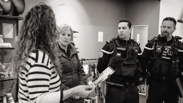 2 gendarmes discutant avec deux femmes dans un magasin de bijoux.