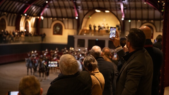 Les élus prennent des photos du spectacle équestre de la Garde républicaine.