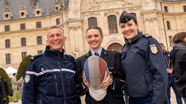 La porte-parole Marie-Laure Pezant et le major Denis Arial, avec la SHND gendarmerie Manon Brunet, escrimeuse