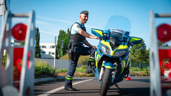 Motocycliste de la gendarmerie sur le dispositif de sécurisation de l'épreuve de golf des Jeux Olympiques.