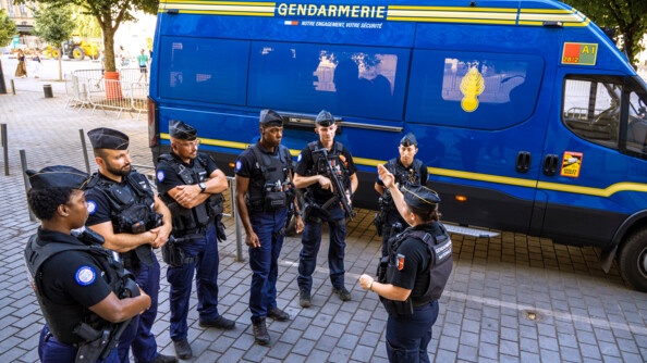 Gendarmes mobiles lors d'un briefing.