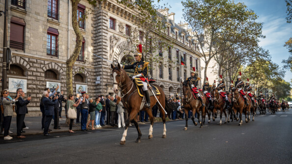 Le régiment de cavalerie de Garde républicaine défilant dans les rues de Paris en grande tenue