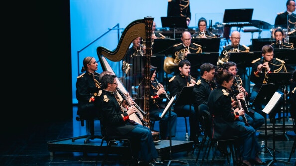 des musiciens de la garde républicaine jouent sur scène