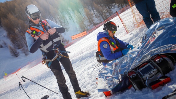 Gendarmes intervenant sur un accident de ski &agrave; La Foux d'Allos