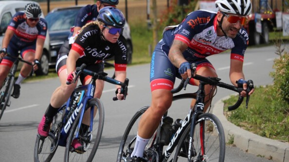 Photo montrant la garde Derbesse sur son v&eacute;lo &agrave; l'occasion d'une comp&eacute;tition.